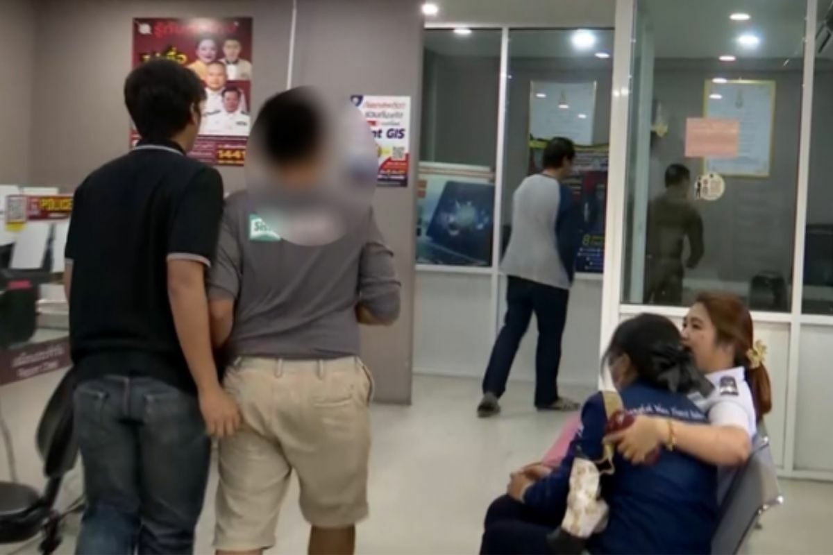 Thai man attacked bus ticket collector for refusing to five contact