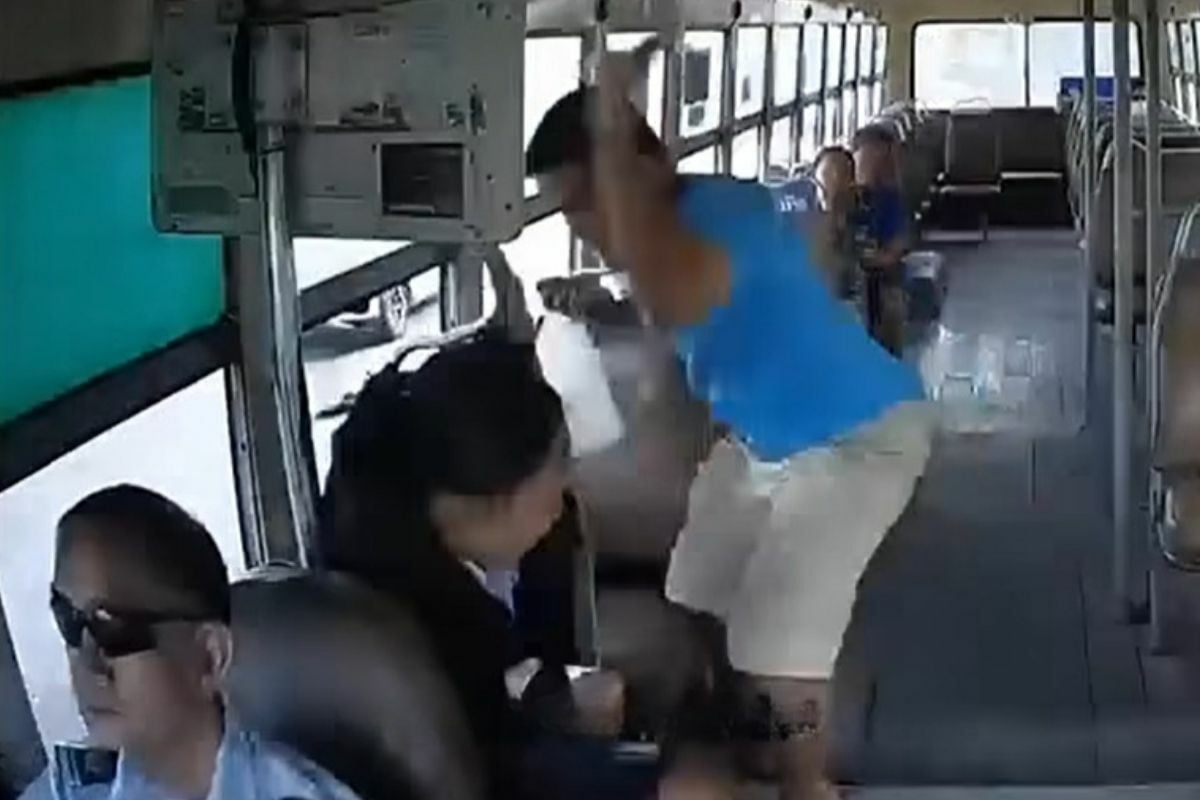 Angry Thai man hit female ticket collector on bus