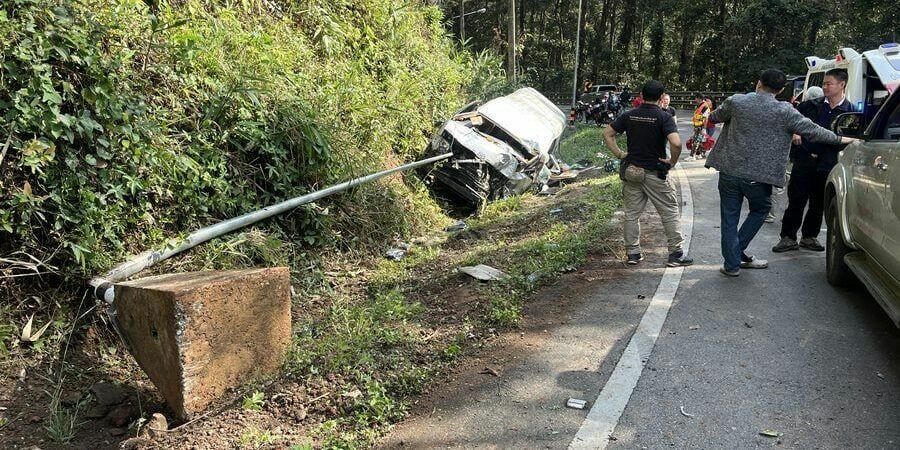 Van crash on Doi Inthanon injures several, damages vehicles