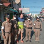 American expat gifts helmets to Pattaya residents to boost safety | Thaiger