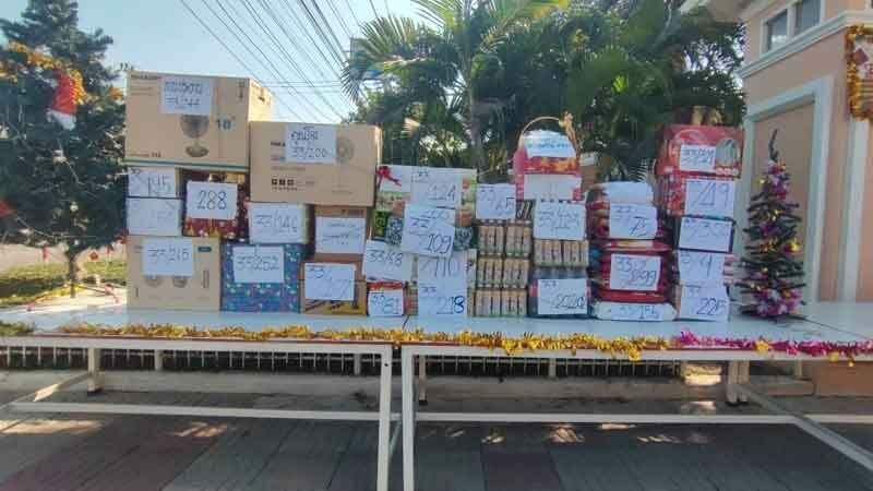 Pathum Thani guards receive generous new year gifts from residents