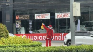 Pattaya flower seller boosts sales in Santa suit