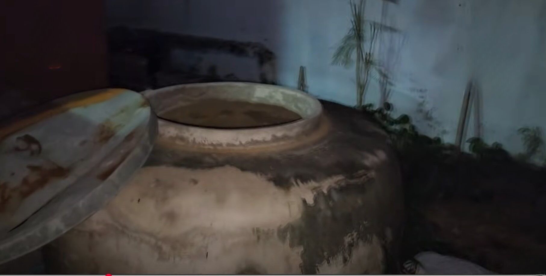 Sisaket: Man hides in neighbour's urn after stabbing father (video) | News by Thaiger