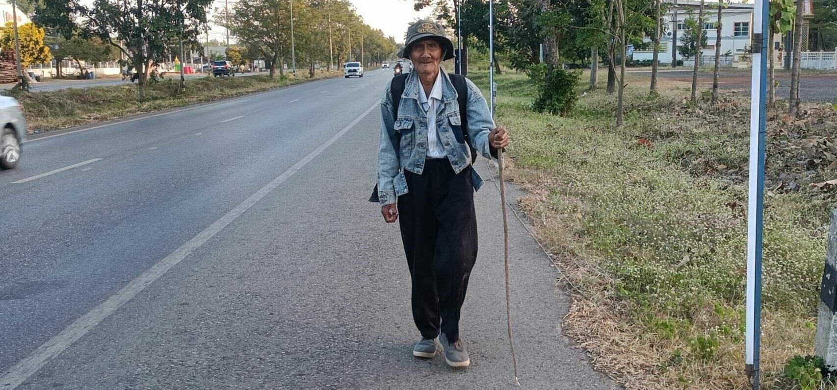 Elderly Thai man walks 14 days to find missing son