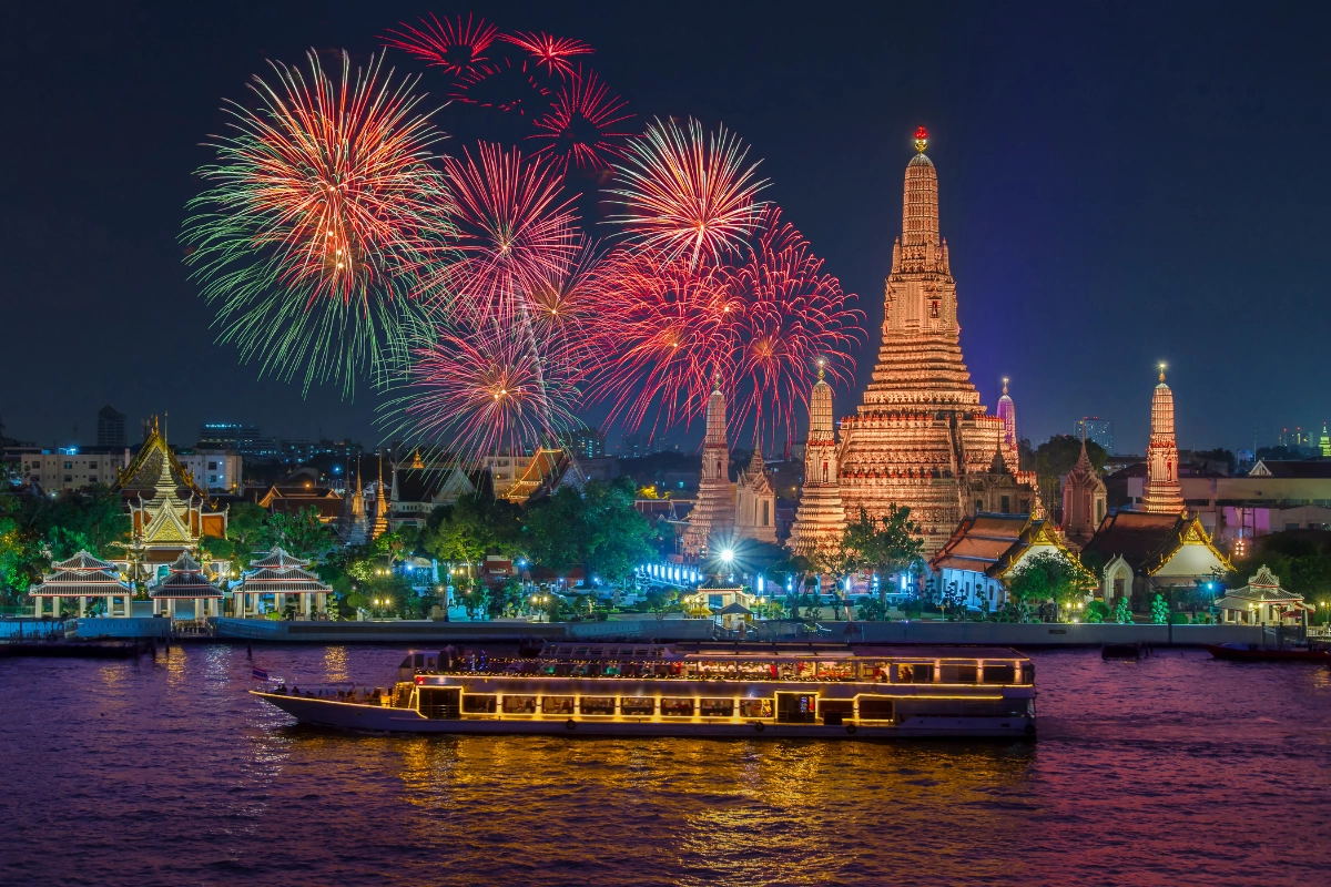 Wat arun and cruise ship in night time 