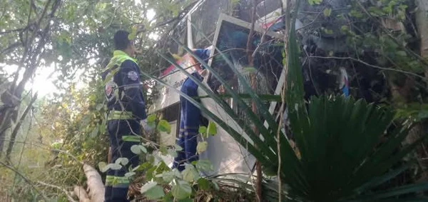 Bangkok to Loei bus crash in Chum Phae leaves one dead