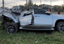 Police pickup truck crashes into lamppost in Cha-Am