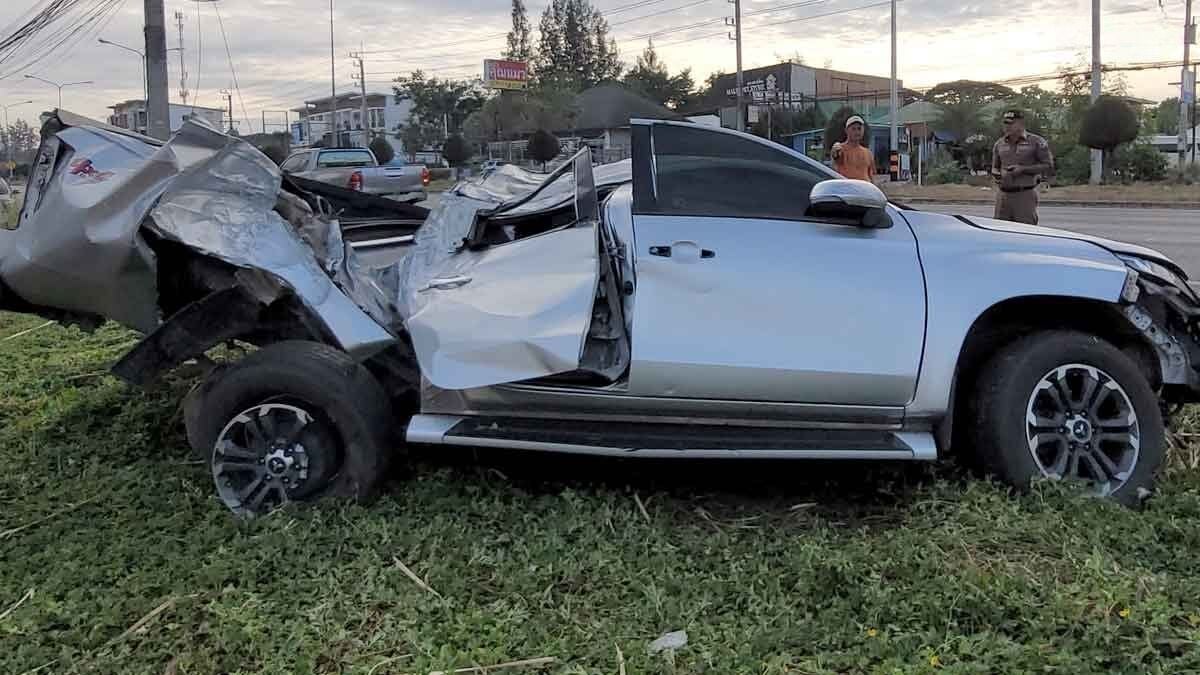 Police pickup truck crashes into lamppost in Cha-Am