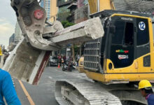 Concrete beam falls at Bangkok site, damages vehicles, no injuries (video)