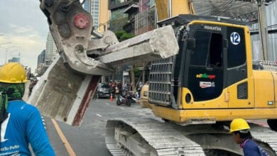 Concrete beam falls at Bangkok site, damages vehicles, no injuries (video)