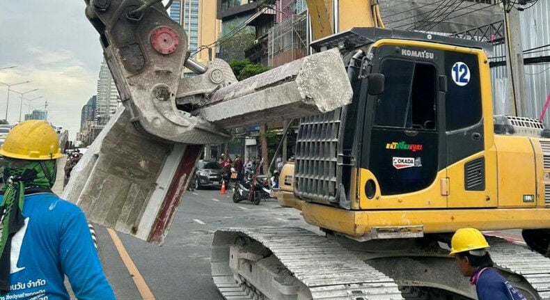 Concrete beam falls at Bangkok site, damages vehicles, no injuries (video)