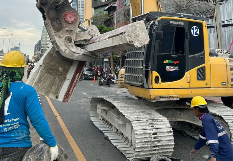 Crane calamity wreaks havoc on Rama IV Road, Bangkok chief probes | News by Thaiger