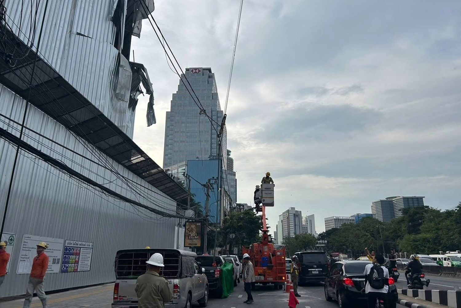 Crane calamity wreaks havoc on Rama IV Road, Bangkok chief probes | News by Thaiger