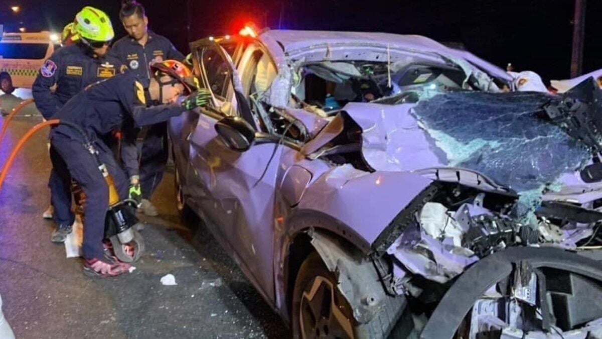 Electric car smashes into sugarcane truck in Khon Kaen