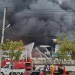 Fire engulfs Bangkok factory, emergency services contain blaze | Thaiger