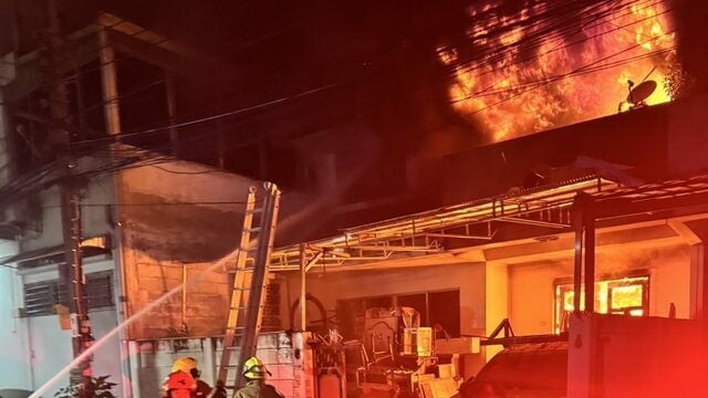 Explosion leads to house fire rescue in Bangkok’s Yannawa district