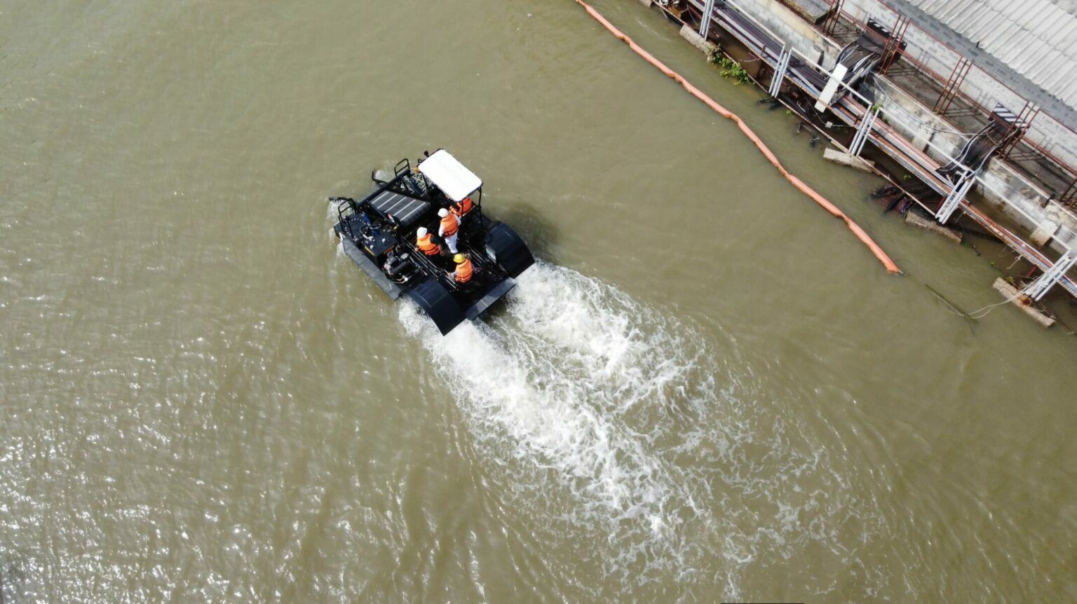 Bangkok’s waterways get a cleaner, greener future with ‘Pitak Tara’ canal-cleaning boats | News by Thaiger