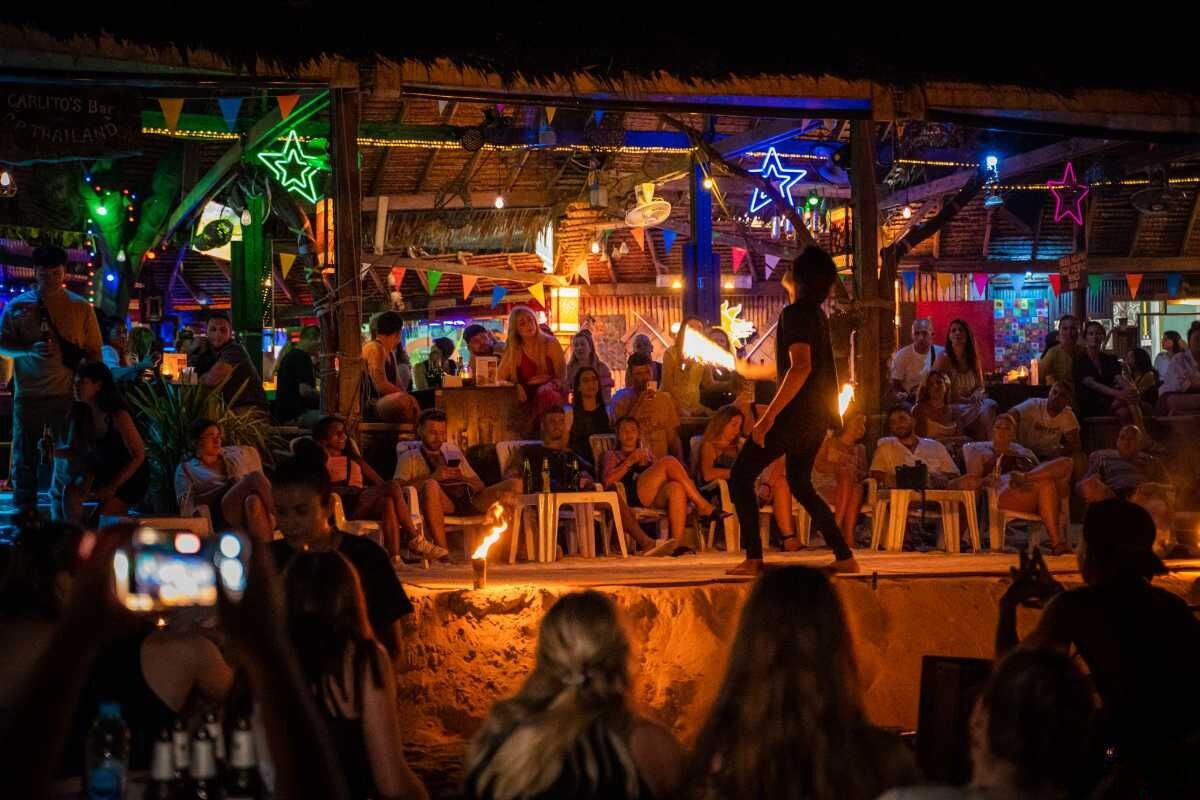 Trolley folly: Tipsy tourists’ wild hotel ride in Koh Phi Phi (video)