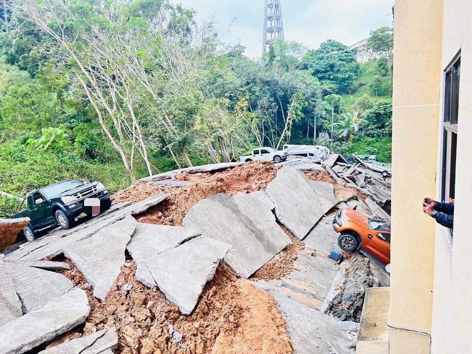 Landslide in Yala damages vehicles amid severe flooding