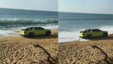 Stranded on the beach: Foreign driver’s pickup gets stuck in Phuket (video)