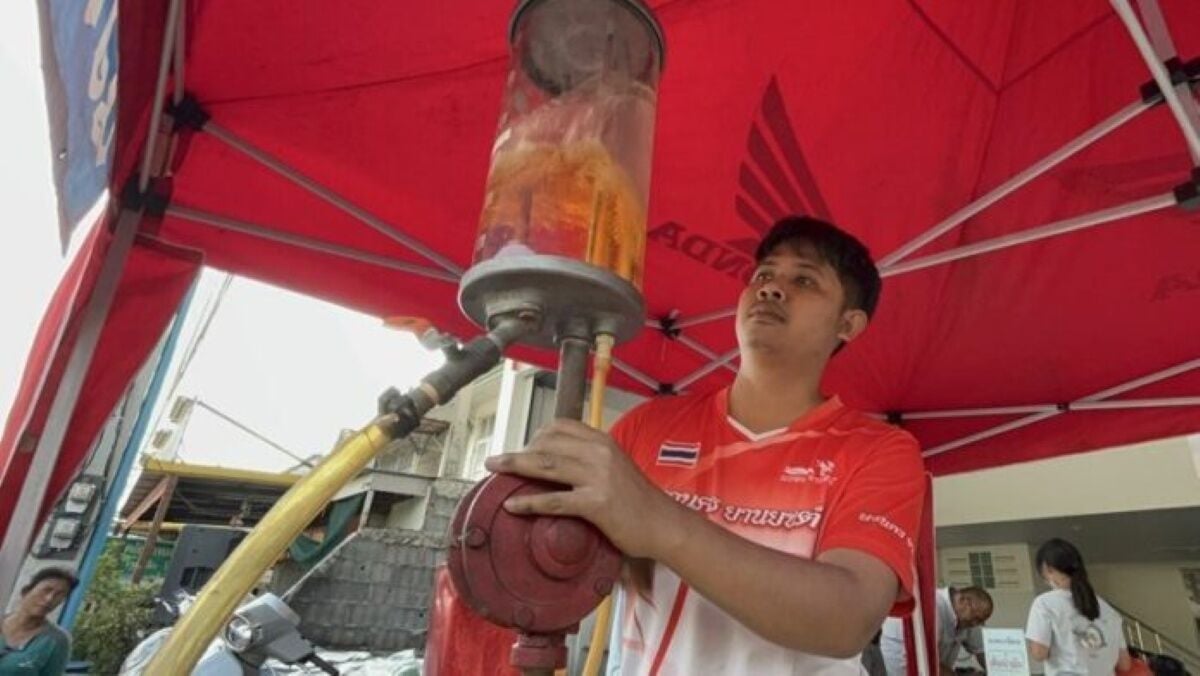 Pathum Thani shop offers splash of petrol to locals, free of charge