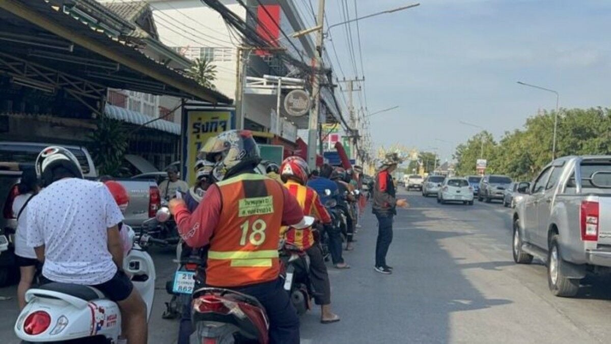 Pathum Thani shop offers splash of petrol to locals, free of charge | News by Thaiger