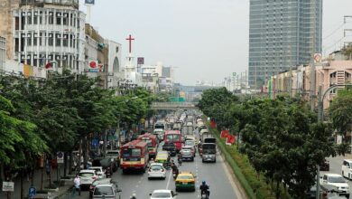 Crane calamity wreaks havoc on Rama IV Road, Bangkok chief probes