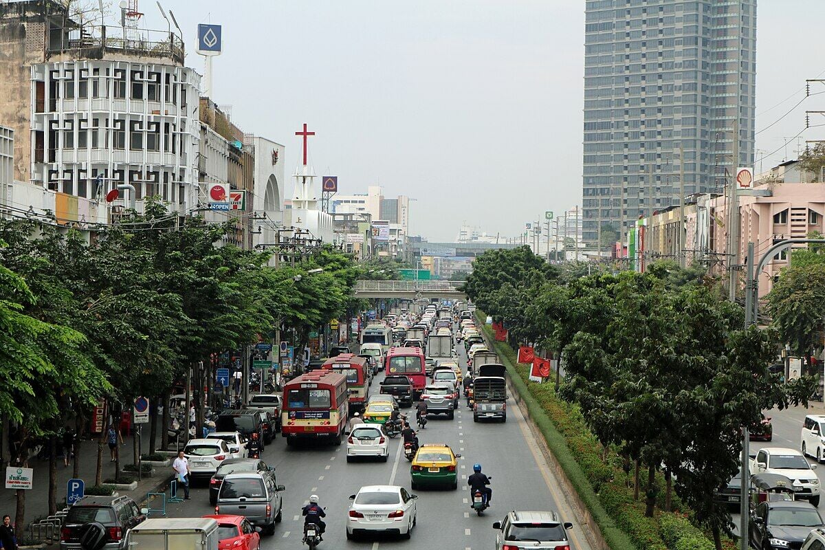 Crane calamity wreaks havoc on Rama IV Road, Bangkok chief probes