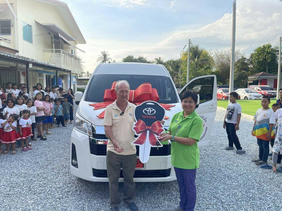 Australian expat donates van to Pattaya children’s home (video)