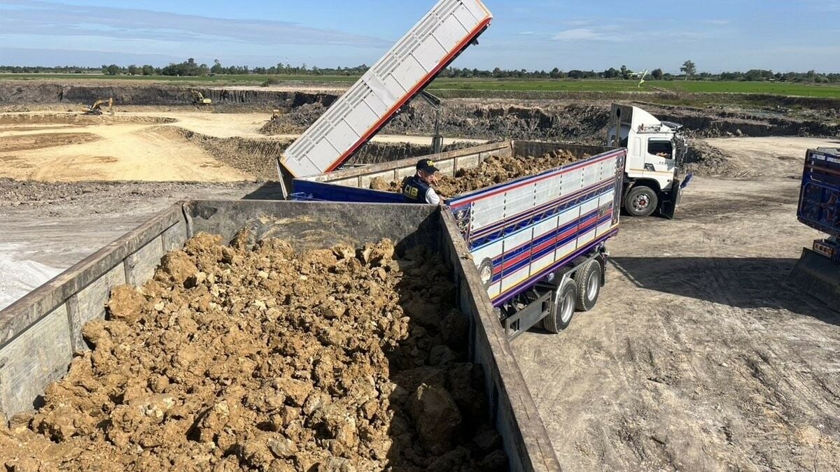 Police raid illegal soil excavation site in Suphan Buri