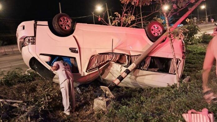 Van tyre blowout injures 14 Lao workers on Thai highway