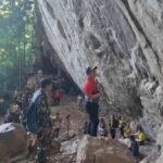 Tourists in Uthai Thani climb mountain for lottery numbers | Thaiger