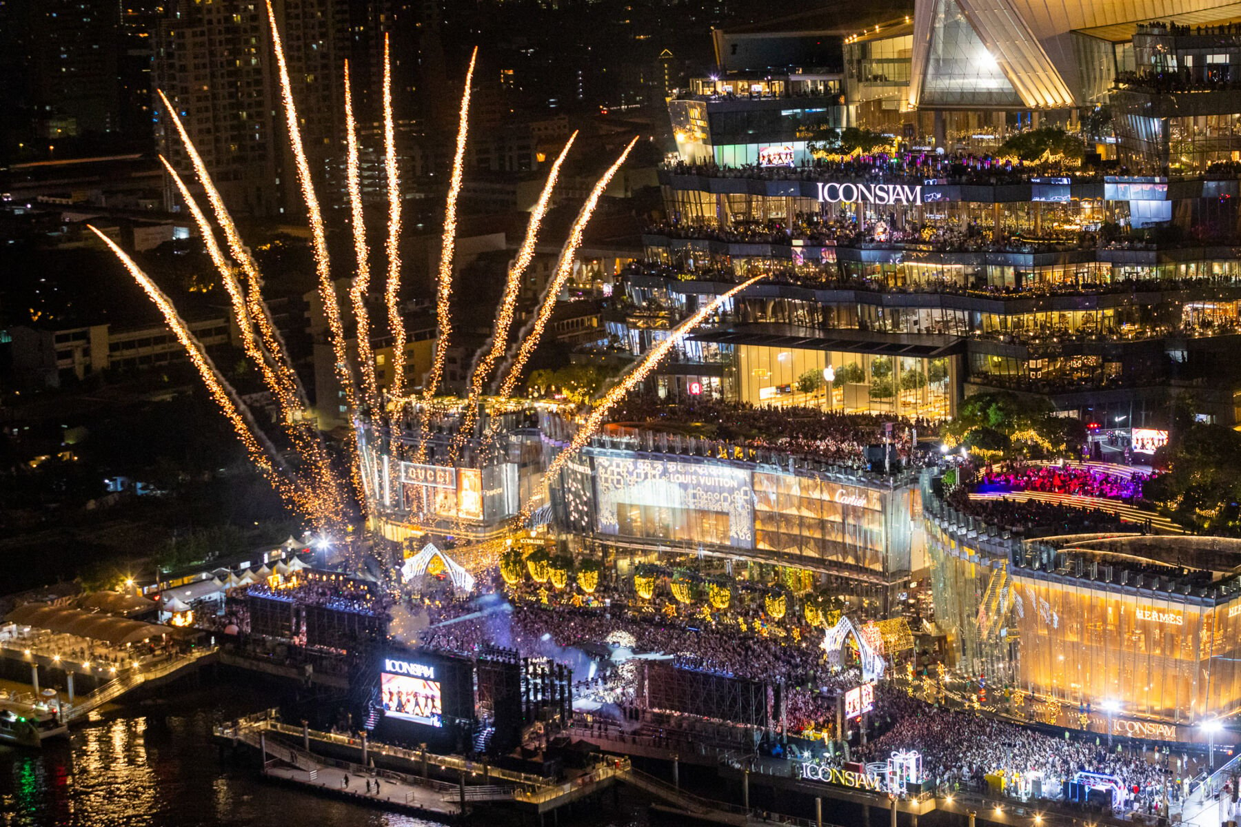 ICONSIAM shatters records with Amazing Thailand Countdown 2025