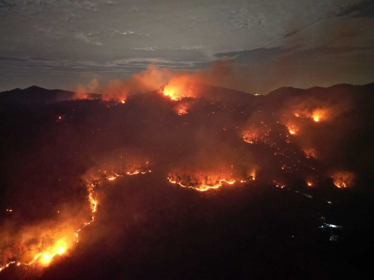 Firefighters battle forest fire near monastery in Chon Buri (video)