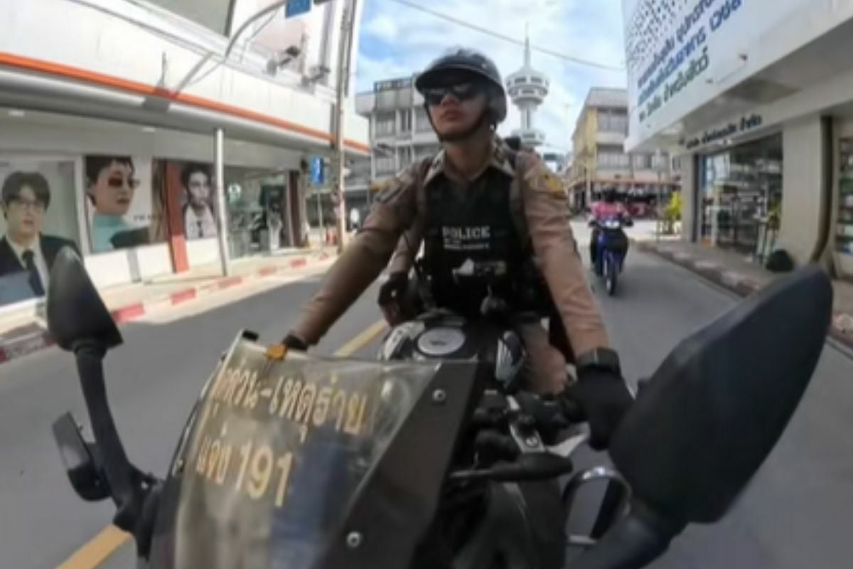 Thai police helps buy food for drunk man