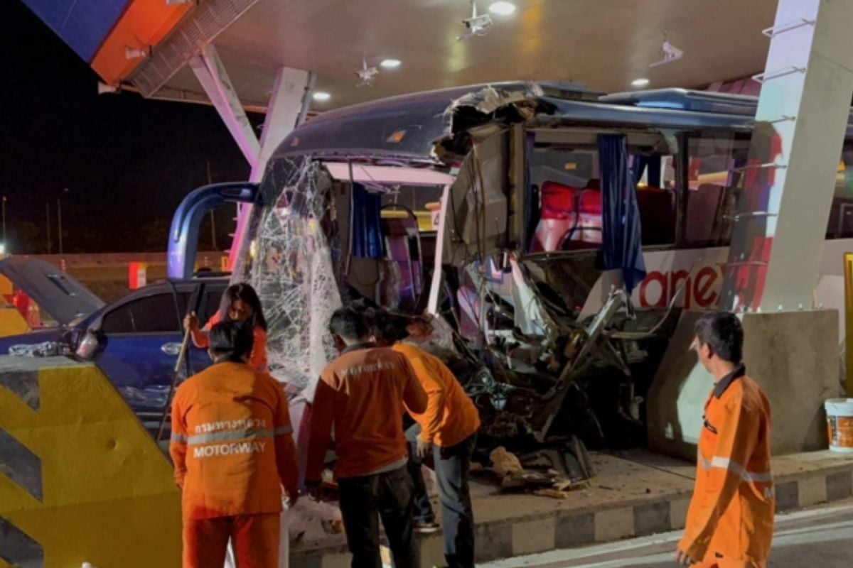 32 injured in Russian tourist bus crash at Pattaya toll gate (video)