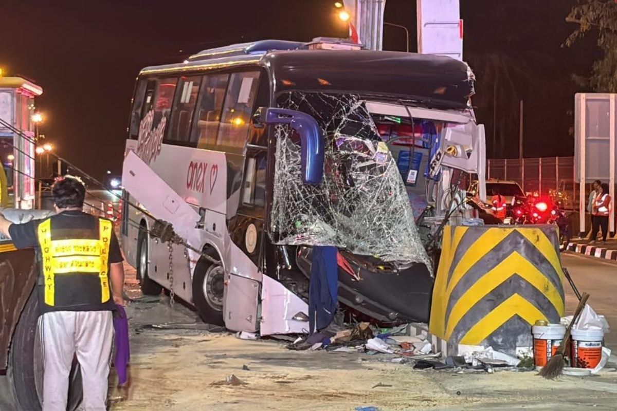Russian tourists injured in bus accient at Pattaya toll gate