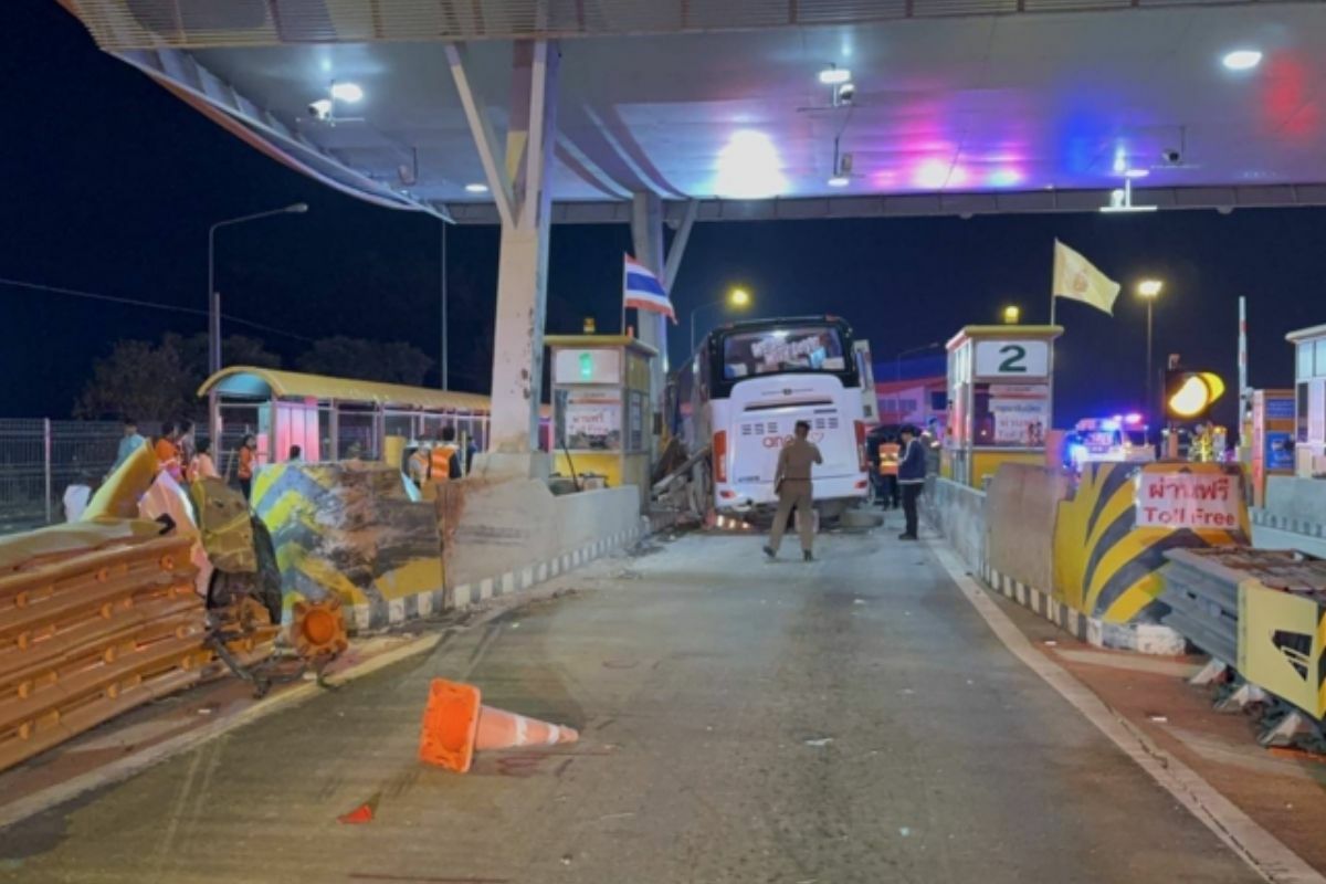 Russian tourist coach bus crash at Pattaya toll gate