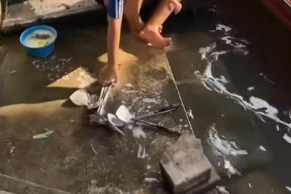 Thai restuarant washed dishes in canal