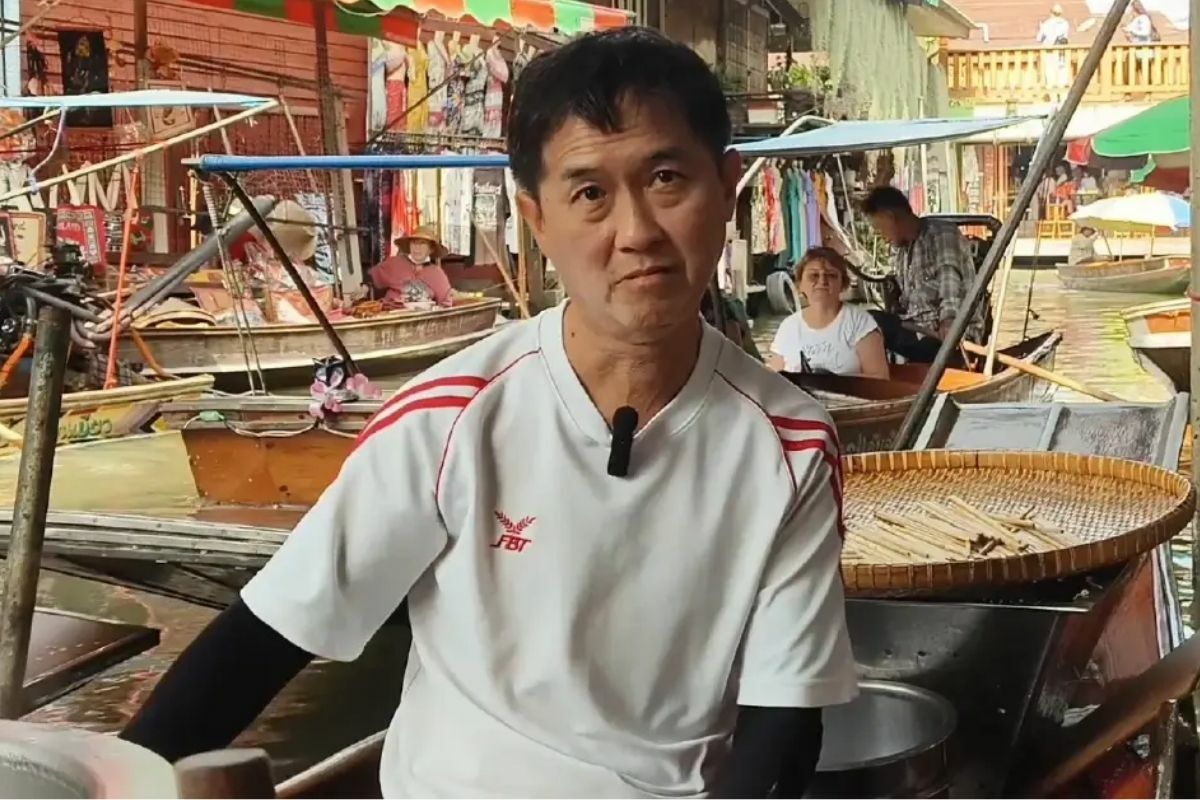 Canal dishwashing at Thai floating market