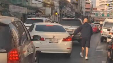 Kind foreign man praised for assisting Thai rescue team in traffic jam