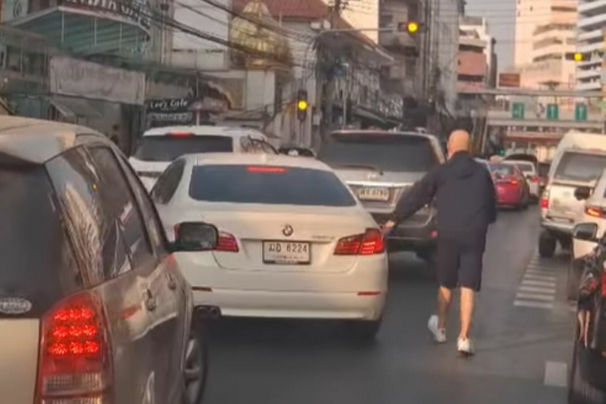 Kind foreign man praised for assisting Thai rescue team in traffic jam