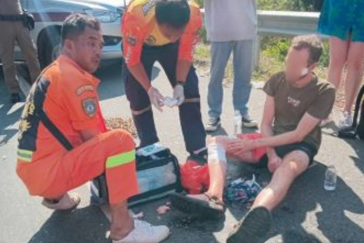 foreigners injured in bus accident caused by tree cutting in Kanchanaburi