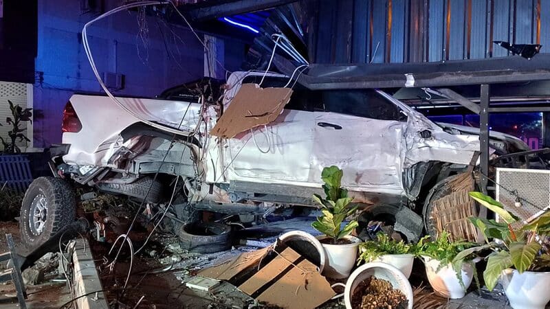 Intoxicated driver crashes into Chon Buri restaurant, causes damage