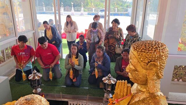 Chon Buri locals celebrate lottery wins at temple visit