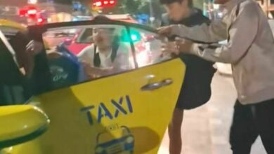 Bangkok taxi driver slashes passenger on face in fare dispute (video)