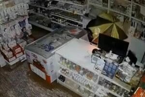 Umbrella-clad thief climbs from ceiling to steal but only gets 100 baht