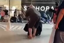 Foreign man pickpocketed at Bangkok shopping mall entrance (video)