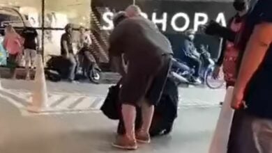 Foreign man pickpocketed at Bangkok shopping mall entrance (video)