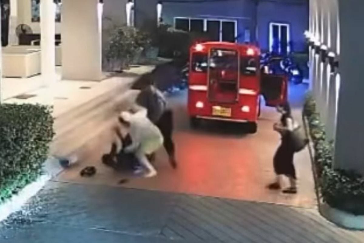 Baht bus brawl: Phuket driver and foreign man row over fare